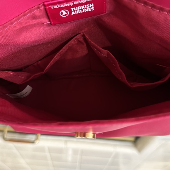 Ferragamo Parfums Pink Make up case/bag w/1 fl.oz. Body lotion/eye mask/socks - Picture 6 of 9